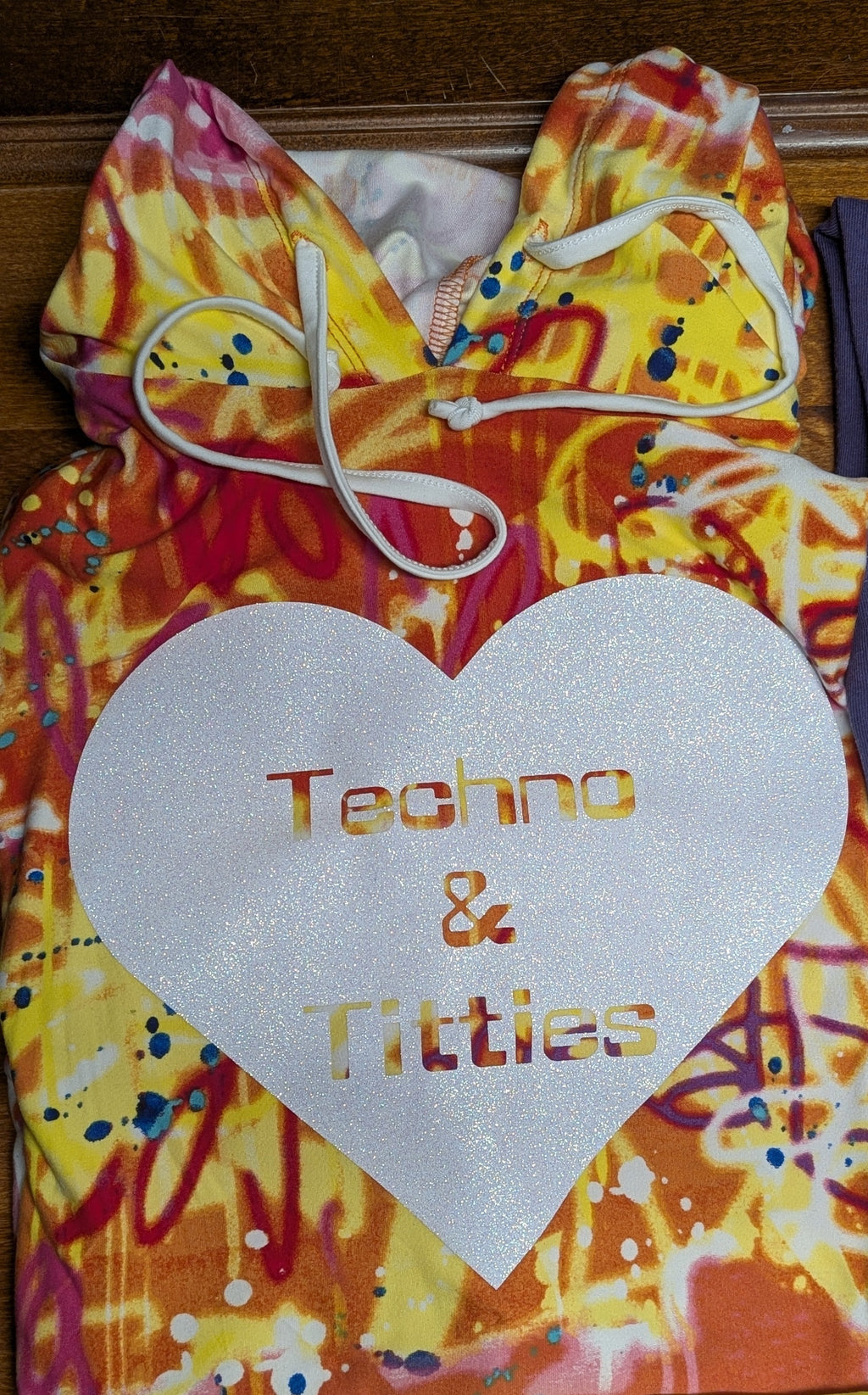 Techno & Titties T-shirt - multicolor hooded with glitter white